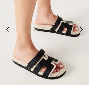 STEVE MADDEN Mayven Faux Fur Black Leather Slides - Size 6